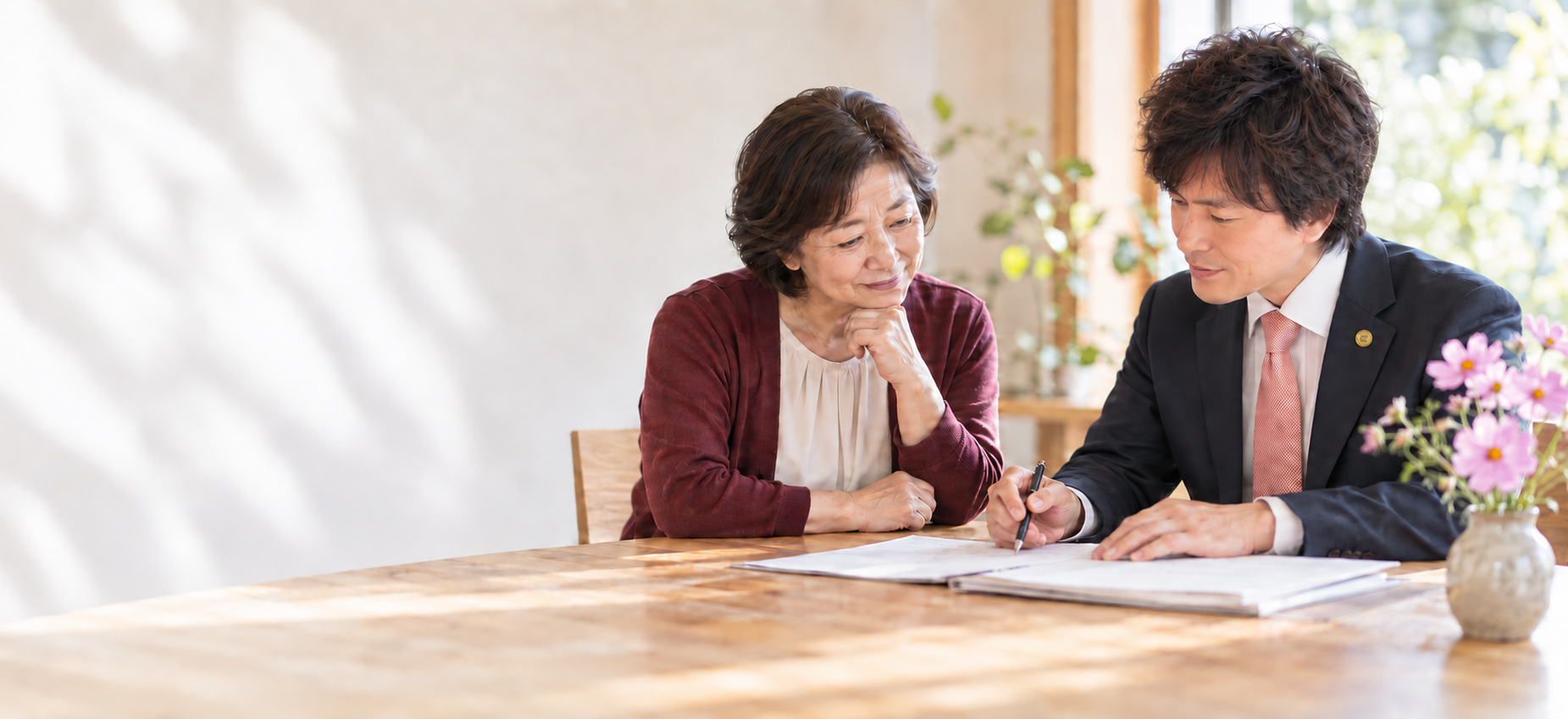 書類を確認しながら相談する女性と専門家のイメージ